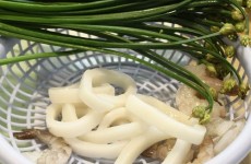 Nguyên liệu tươi ngon cho món mực và tôm xào bông hẹ