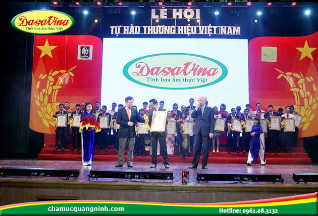Ông Nguyễn Bá Toàn – giám đốc công ty Đặc Sản Việt Nam lên nhận giải