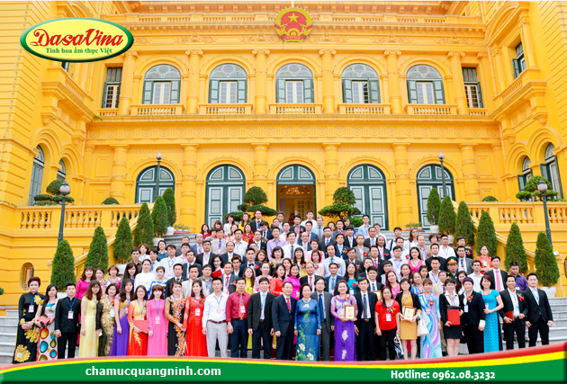 Lãnh đạo các doanh nghiệp xuất sắc 2015 chụp ảnh lưu niệm với phó chủ tịch nước Nguyễn Thị Doan tại Phủ Chủ Tịch
